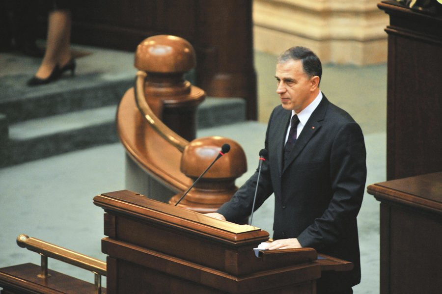 Mircea Geoană, pe cale să piardă şi funcţia de conducător al Senatului. Puterea stă la pândă