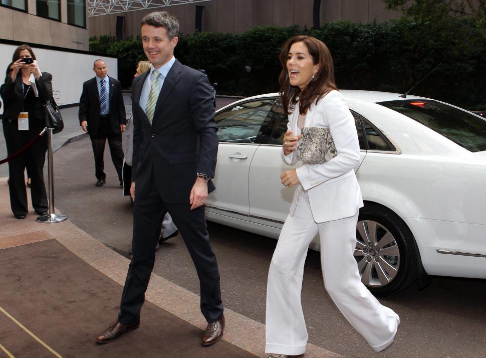 Stil şi bun gust. Vezi cum s-au îmbrăcat capetele încoronate la vizitele oficiale 117770