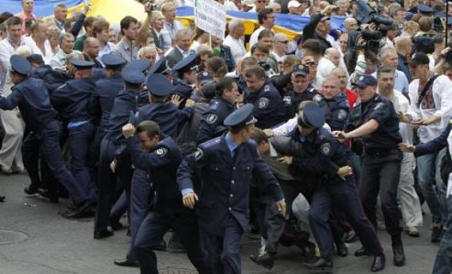 Ucraina. Ciocniri violente cu forţele de ordine şi arestări, la aniversarea revoluţiei portocalii