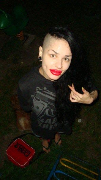 Botoxată şi rujată, parcă a-nghiţit o roată! Transformarea unei fete normale într-o piţi autentică 117975