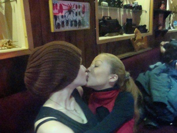 Botoxată şi rujată, parcă a-nghiţit o roată! Transformarea unei fete normale într-o piţi autentică 117976