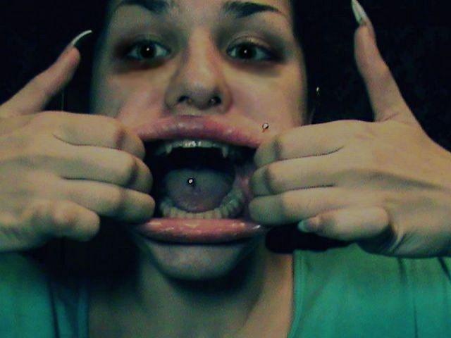 Botoxată şi rujată, parcă a-nghiţit o roată! Transformarea unei fete normale într-o piţi autentică 118023