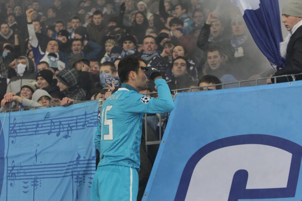 Meciul Zenit St. Petersburg - APOEL Nicosia, întrerupt 10 minute din cauza fanilor ruşi 117932
