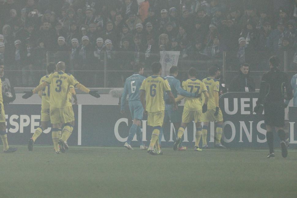 Meciul Zenit St. Petersburg - APOEL Nicosia, întrerupt 10 minute din cauza fanilor ruşi 117933