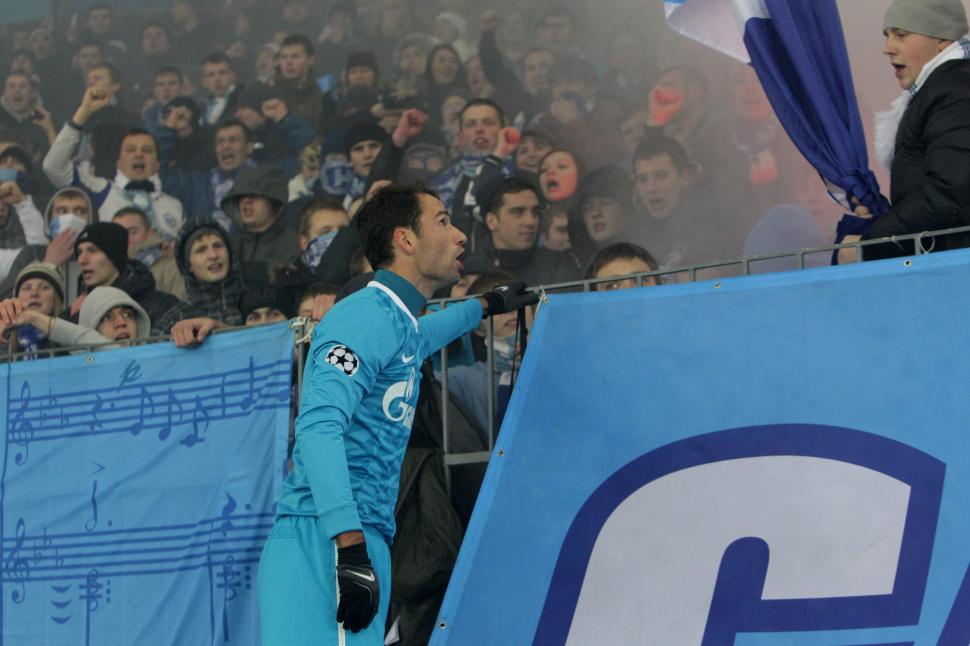 Meciul Zenit St. Petersburg - APOEL Nicosia, întrerupt 10 minute din cauza fanilor ruşi 117936