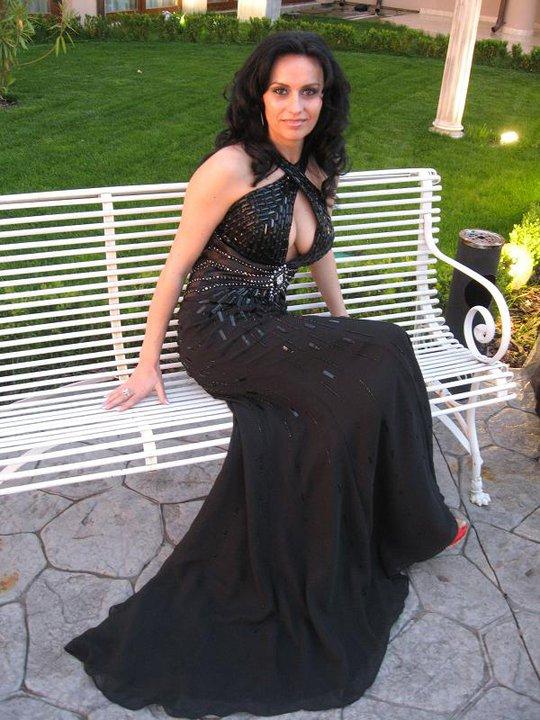 PDL se promovează sexy pe net. Şefa organizaţiei din Satu Mare, fotomodel pe Facebook 117886