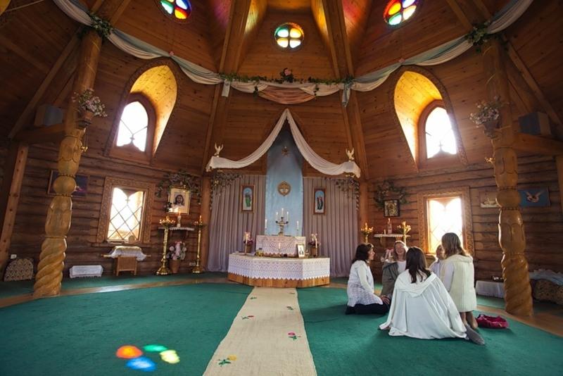 &quot;El este DUMNEZEU pe Pământ!&quot; Misterul sectei care a revoltat lumea 118144