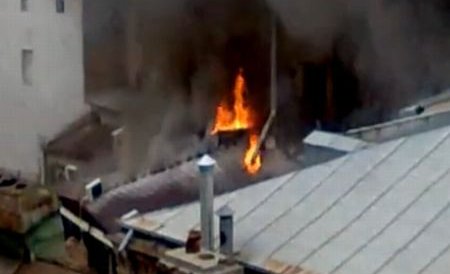 Incendiu în Centrul Vechi al Capitalei. O casă a ars, 11 persoane intoxicate cu fum