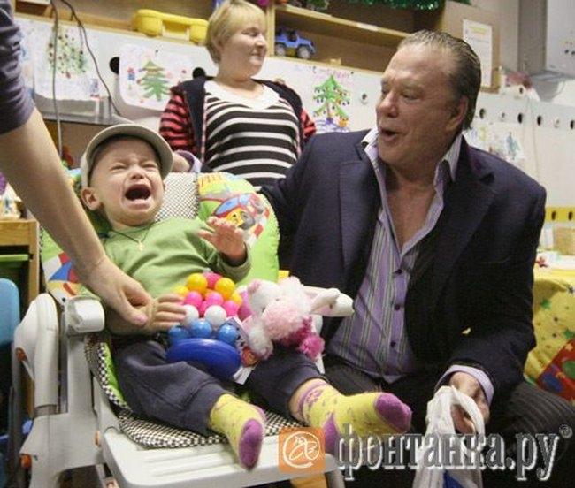 Mickey Rourke cu părul creţ/Fură fata din coteţ/ El se jură că nu fură/ Dar l-am prins cu sânu'n gură 118181
