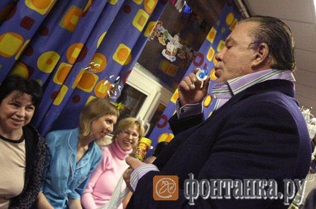 Mickey Rourke cu părul creţ/Fură fata din coteţ/ El se jură că nu fură/ Dar l-am prins cu sânu'n gură 118182