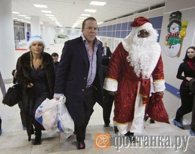 Mickey Rourke cu părul creţ/Fură fata din coteţ/ El se jură că nu fură/ Dar l-am prins cu sânu'n gură 118183