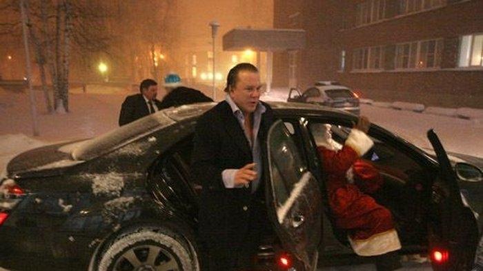 Mickey Rourke cu părul creţ/Fură fata din coteţ/ El se jură că nu fură/ Dar l-am prins cu sânu'n gură 118184