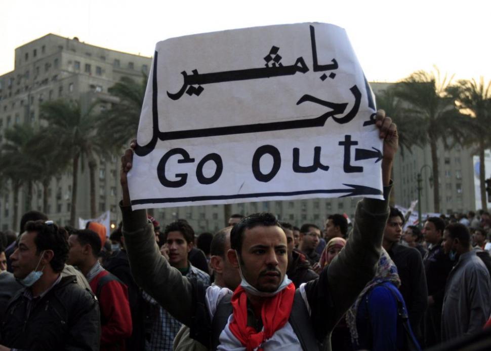 Un om a murit în urma luptelor dintre forţele de ordine şi manifestanţi în Cairo 118330