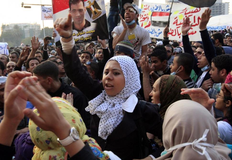 Un om a murit în urma luptelor dintre forţele de ordine şi manifestanţi în Cairo 118331