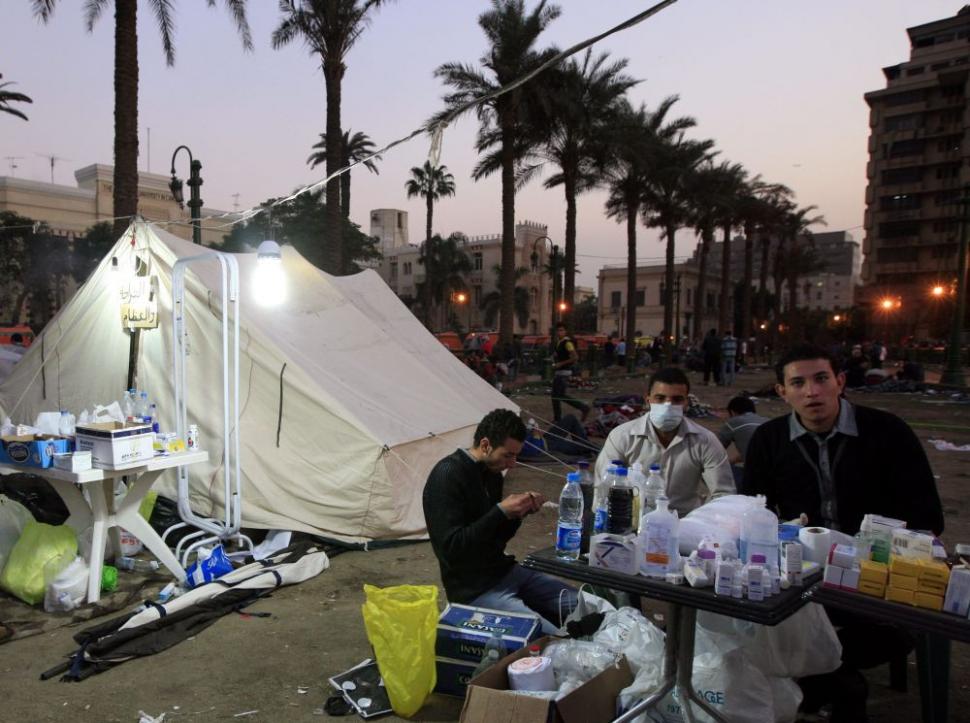 Un om a murit în urma luptelor dintre forţele de ordine şi manifestanţi în Cairo 118332