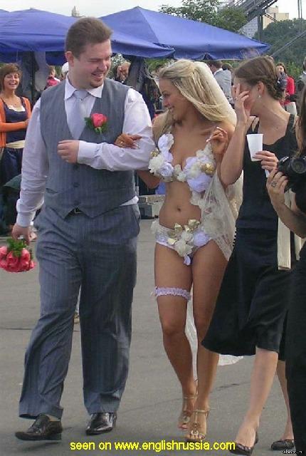 Cea mai penală rochie de mireasă. Preoţii n-au primit-o în biserică. Vezi cum era îmbrăcată 118515