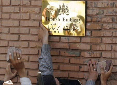 Numeroşi protestatari iranieni au pătruns în sediul ambasadei britanice din Teheran