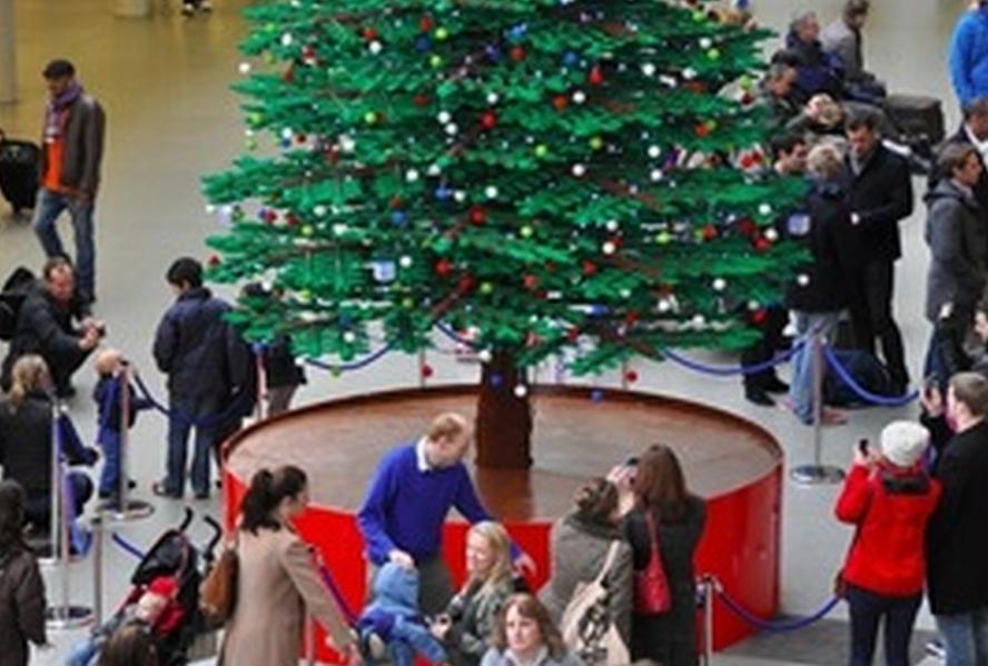 Spectaculos! Brad de Crăciun creat din piese LEGO, expus într-o gară din Londra 118835