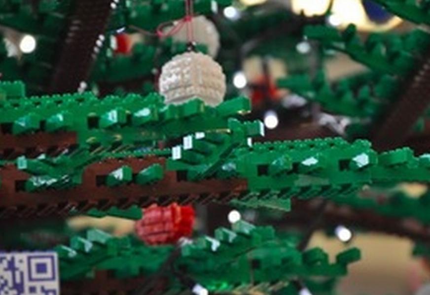 Spectaculos! Brad de Crăciun creat din piese LEGO, expus într-o gară din Londra 118836