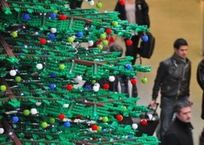Spectaculos! Brad de Crăciun creat din piese LEGO, expus într-o gară din Londra 118837