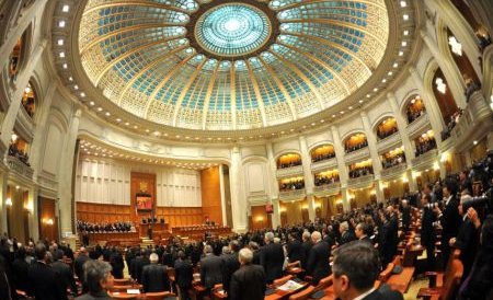 Camera Deputaţilor, indulgentă cu parlamentarii care votează la mai multe mâini. Nu i-a sancţionat şi a pasat problema Biroului Permanent