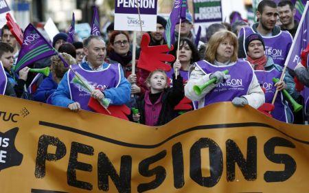 Marea Britanie, paralizată de cea mai mare grevă din ultimele decenii. Vezi de ce au ieşit britanicii în stradă 119015