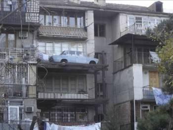 Nu-ţi va veni să crezi când vei vedea ce au atârnat de balcon. Foto 100% reală 118935