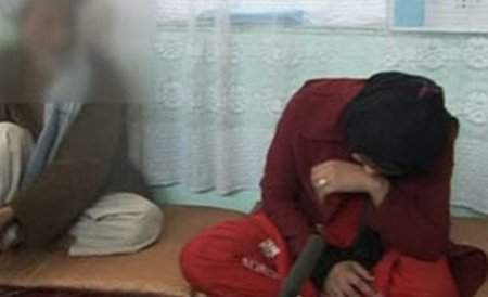 Afganistan: Tânăra încarcerată pentru adulter, graţiată cu condiţia să se mărite cu violatorul ei