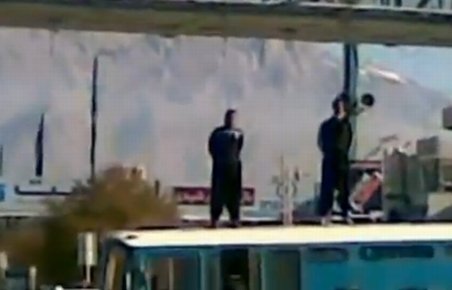 IMAGINI ŞOCANTE: Violatori executaţi în public, în Iran