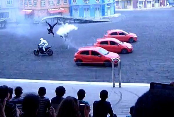 Show extrem în Brazilia: Un motociclist a fost lovit brutal de o maşină. Imagini şocante!