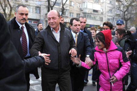 Un bărbat i-a pupat mâna lui Traian Băsescu în Piaţa Obor din Bucureşti