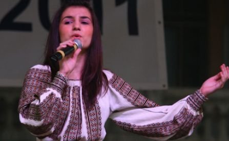 O cântăreaţă de muzică populară de 14 ani din Buzău, bătută crunt. A petrecut ziua naţională în spital