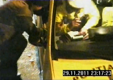 Poliţişti din Slatina, filmaţi în timp ce primesc şpagă de la şoferul unui TIR