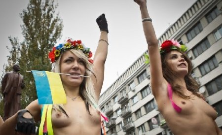 Ucrainencele au protestat topless la Stadionul Olimpic din Kiev: „Euro 2012 fără prostituţie“ şi „UEFA ne-a atacat porţile“