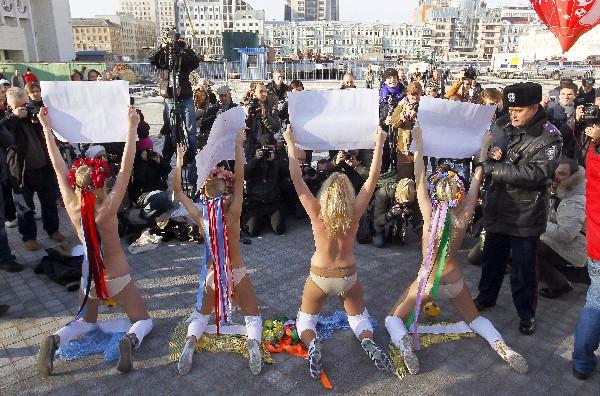 Ucrainencele au protestat topless la Stadionul Olimpic din Kiev: „Euro 2012 fără prostituţie“ şi „UEFA ne-a atacat porţile“ 119455