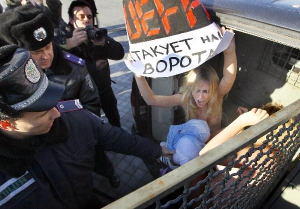 Ucrainencele au protestat topless la Stadionul Olimpic din Kiev: „Euro 2012 fără prostituţie“ şi „UEFA ne-a atacat porţile“ 119456