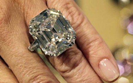 Un diamant de 30 de carate al lui Liz Taylor, scos la licitaţie. Cât valorează bijuteria