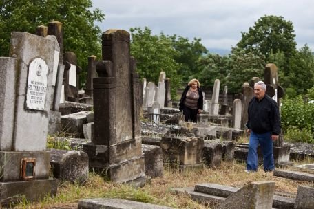 Trei tineri au distrus mai multe monumente funerare dintr-un cimitir în judeţul Botoşani