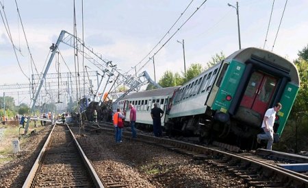 Două vagoane ale unui tren personal au deraiat în Bacău