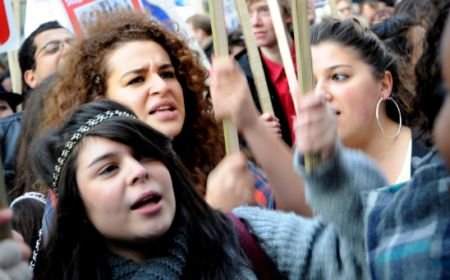 Protest spontan la liceul Jean Monnet din Capitală: Elevii protestează faţă de demiterea conducerii