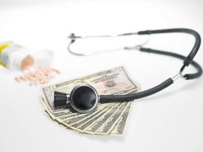 Revista presei - 5 decembrie: Coplata nu ajunge în salariile medicilor
