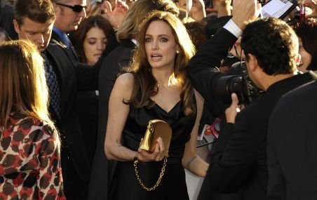 Angelina Jolie a debutat ca regizor: A avut loc premiera de gala a filmului &quot;In the Land of Blood and Honey&quot; 