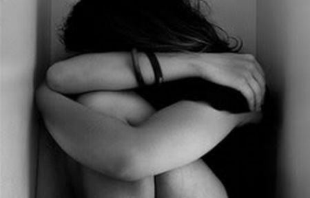 Caz şocant la Botoşani: A fost sechestrată şi violată de bărbatul pentru care lucra ca bonă