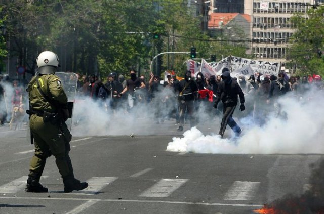 Confruntări violente în Atena: Protestatarii s-au luat la bătaie cu forţele de ordine