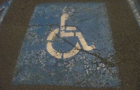 După cum îi parchează şoferul maşina, ai putea să zici că e handicapat! Maşina unui deputat, pe locurile pentru cei cu dizabilităţi 