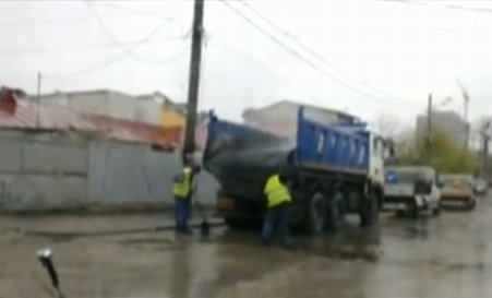 Bătaie de joc. În Bucureşti, asfaltul se prinde mai bine pe ploaie