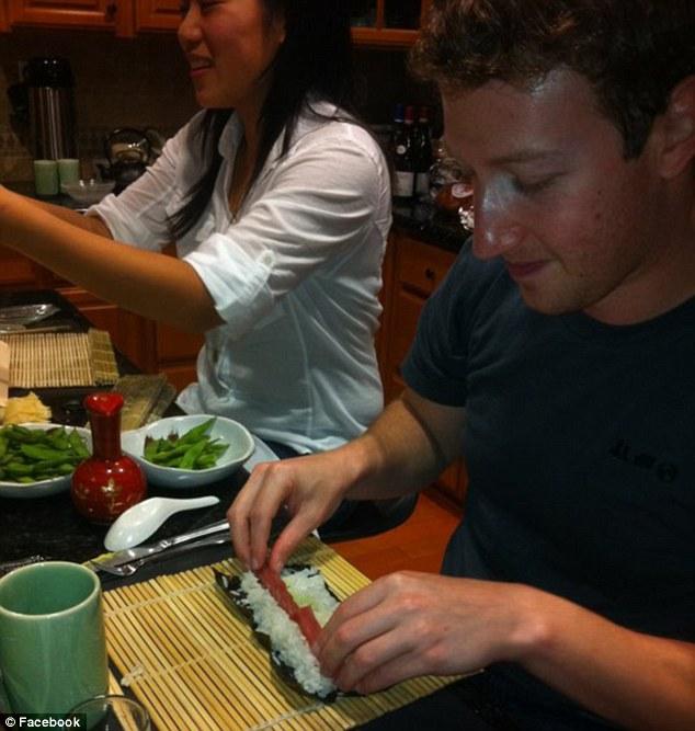 Cât de sigur este Facebook? Contul lui Mark Zuckerberg a fost SPART de hackeri. Vezi poze private cu el şi iubita 120076