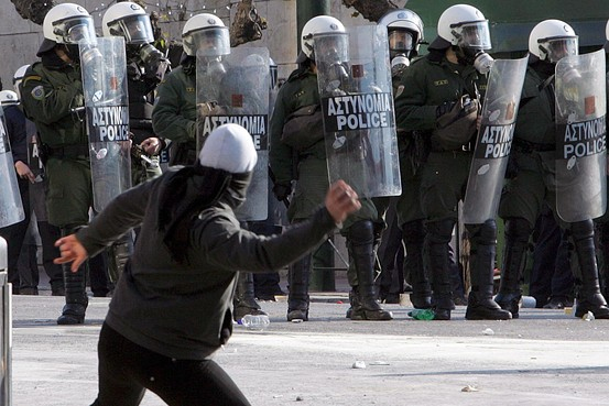Grecia ţine cu dinţii de zona euro. Parlamentarii eleni au adoptat măsurile de austeritate, în ciuda protestelor din stradă