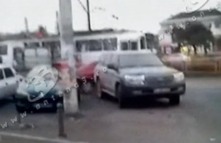Se întâmplă doar în România: Cum îţi faci loc când eşti blocat în parcare