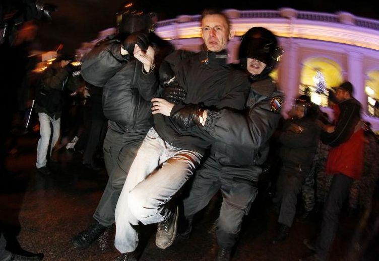 Sute de militanţi ai opoziţiei, reţinuţi la Moscova. Protestau faţă de neregulile de la alegerile legislative 120103